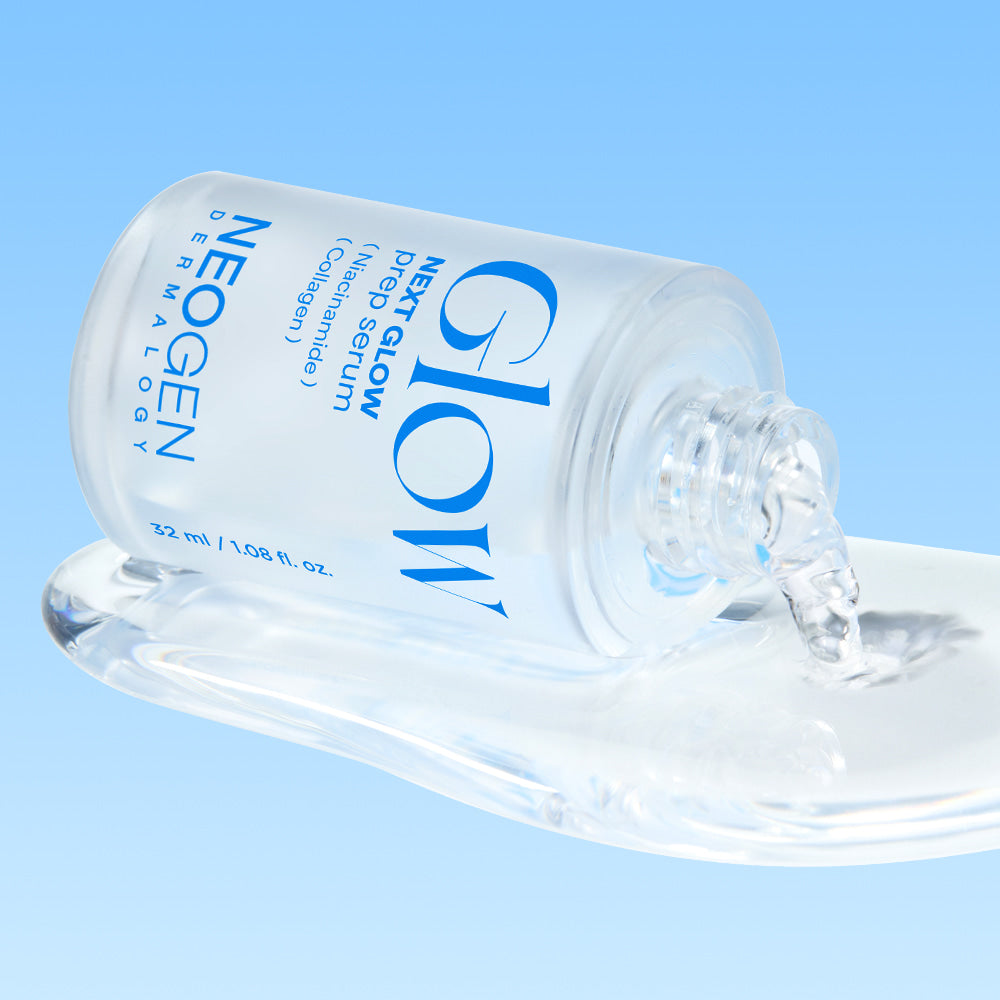 Décrit l'image en français : NEOGEN  Next Glow Prep Serum 32ml, bouteille blanche sur fond bleu clair.