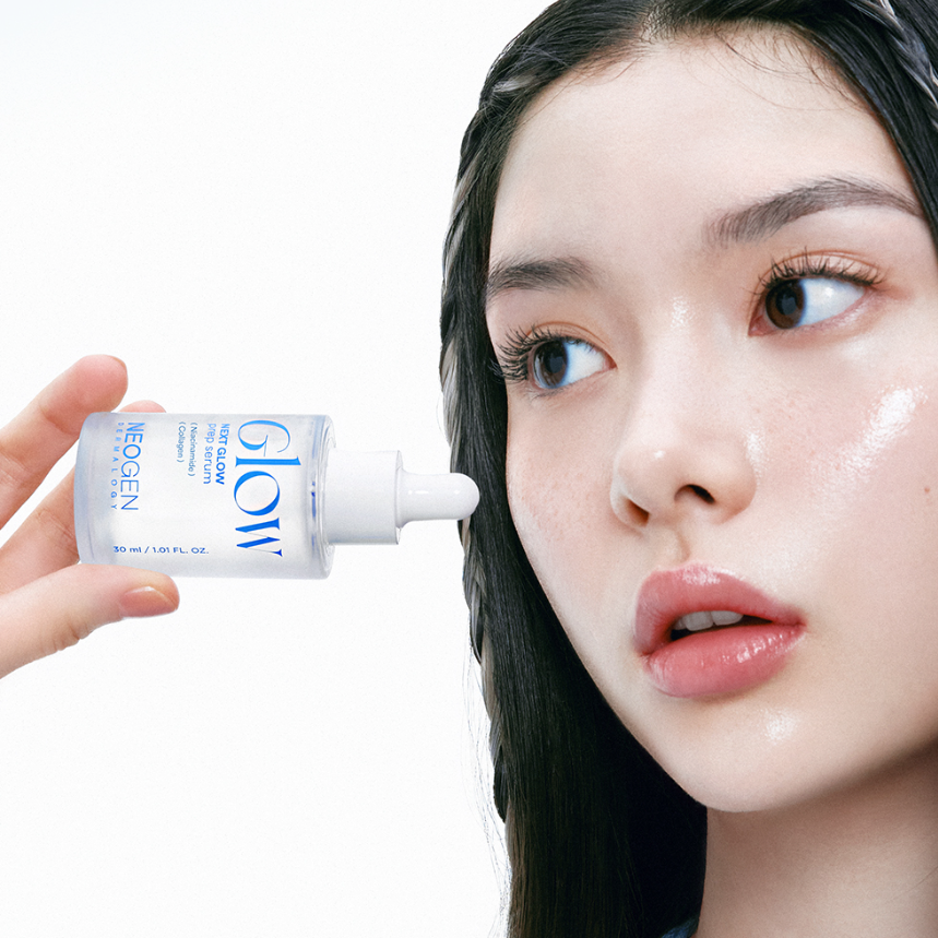 NEOGEN  Next Glow Prep Serum 32ml : flacon sérum appliqué sur le visage d’une femme, éclat visage en contexte skincare