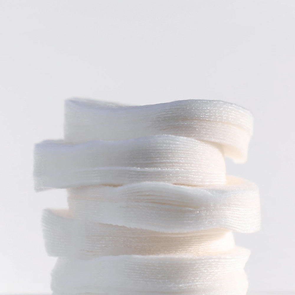 Décrivez l'image en français : NEOGEN Niacinamide Glow Up Daily Mask Pads 40 Sheets, marque NEOGEN, avec pads blancs empilés