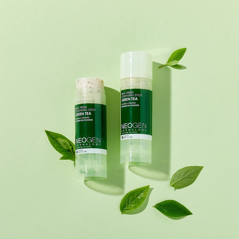 NEOGEN Real Fresh Cleansing Stick Green Tea 80g de NEOGEN, stick vert sur fond vert avec feuilles de thé