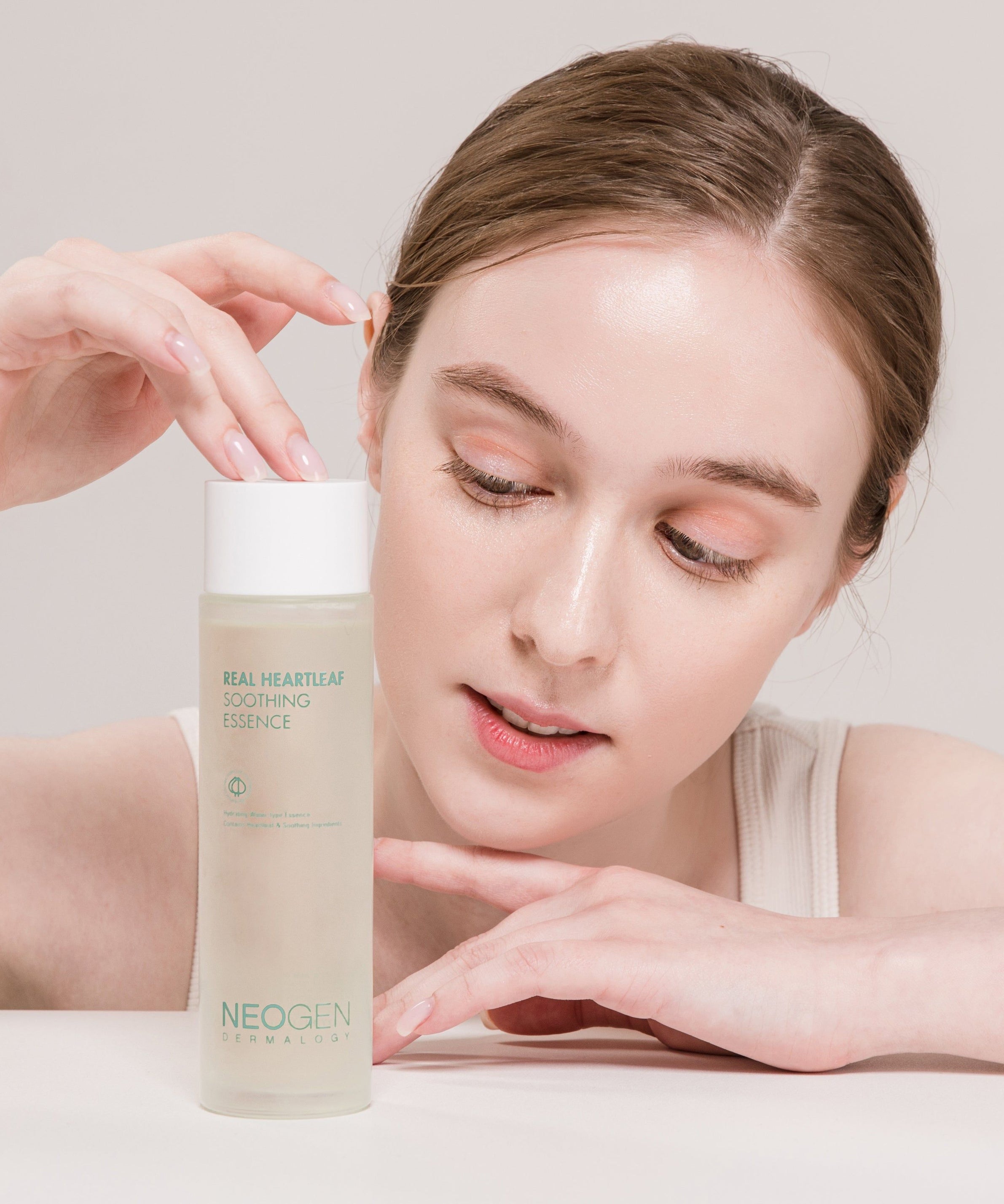 Décris l'image en français en mentionnant le produit, la marque et le contexte visuel : NEOGEN Real Heartleaf Soothing Essence 150ml.