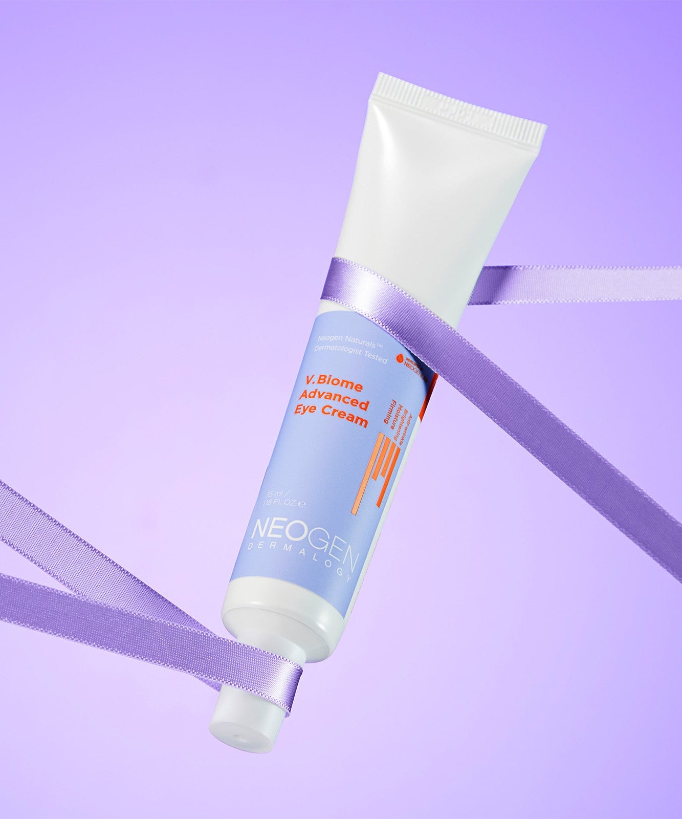 Décris l'image en français : NEOGEN V Biome Advanced Eye Cream 35ml de NEOGEN, tube blanc sur fond violet.