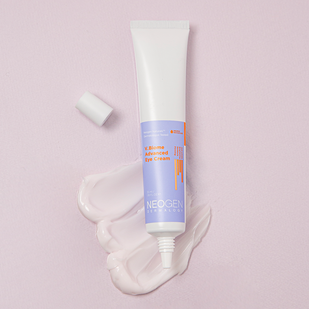 NEOGEN V Biome Advanced Eye Cream 35ml, tube de la marque NEOGEN sur fond rose, avec texture crème autour.