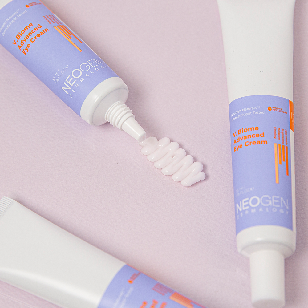 NEOGEN V Biome Advanced Eye Cream 35ml de NEOGEN, crème contour des yeux sur fond rose pastel, tubes et texture