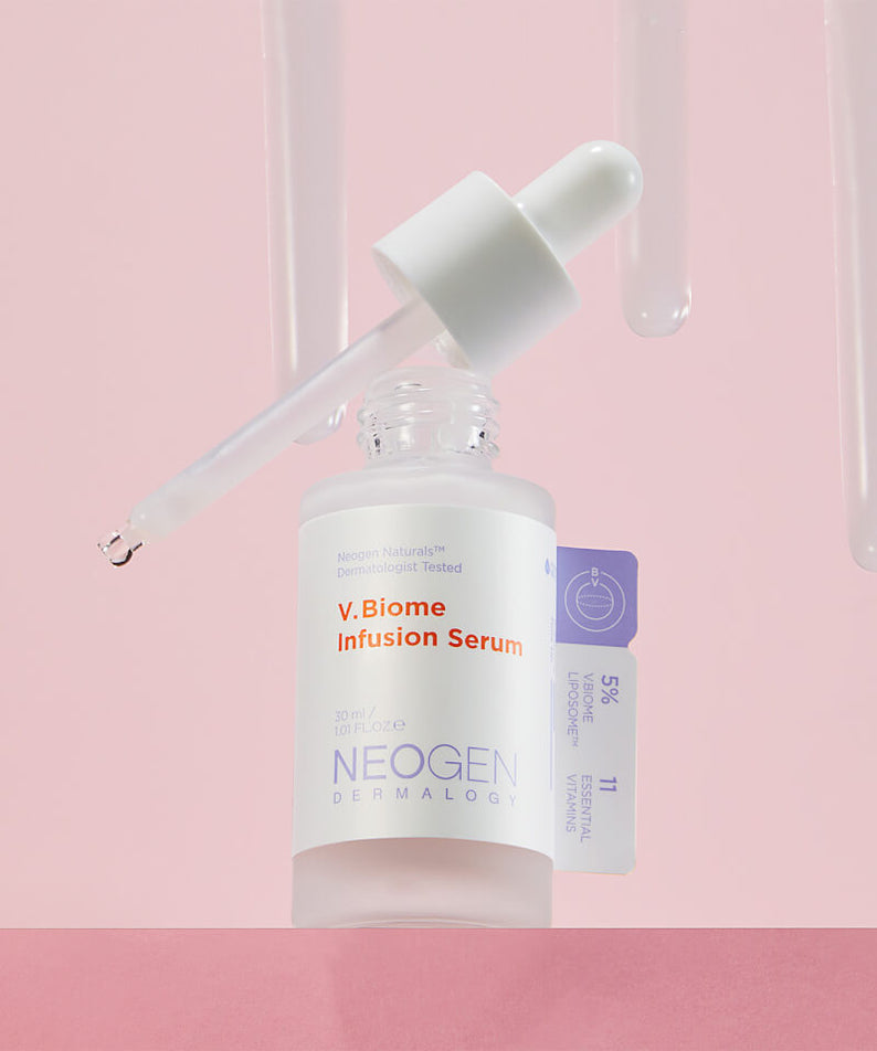 NEOGEN V Biome Infusion Serum 30ml de la marque NEOGEN, flacon avec pipette sur fond rose pastel
