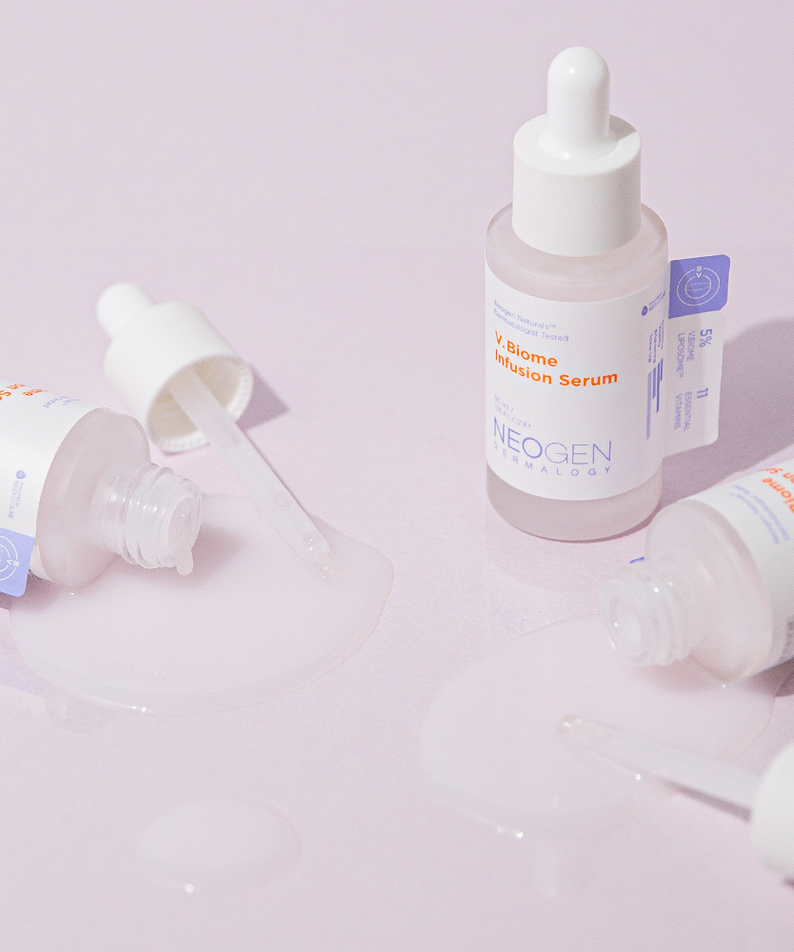 NEOGEN V Biome Infusion Serum 30ml de NEOGEN, flacon sur fond rose, contexte skincare en gros plan