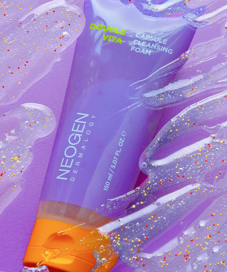 NEOGEN Dounble Viita Capsual Cleansing Foam 150ml sur fond violet avec texture moussante brillante