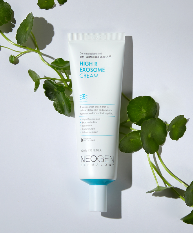 Crème NEOGEN Hyal Exosome 40ml, soin de la peau innovant avec exosomes et hydratation avancée, flacon sur fond de feuilles vertes.