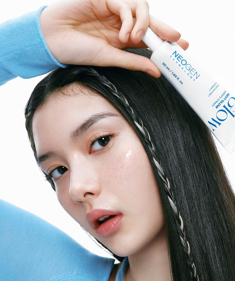 Femme posant avec NEOGEN Next Glow Moisture Cream 50ml, révélant une peau éclatante et hydratée. Crème hydratante visage élégante.