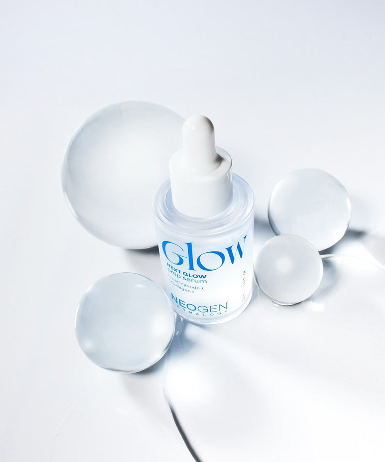Flacon de NEOGEN Next Glow Prep Serum 32ml avec des sphères cristallines, sérum éclat pour une peau radieuse et hydratée.