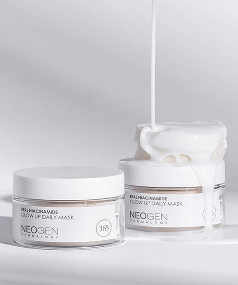 NEOGEN Niacinamide Glow Up Daily Mask Pads 40 Sheets, deux pots avec du liquide blanc, produit cosmétique en fond neutre, hydratant et éclatant.