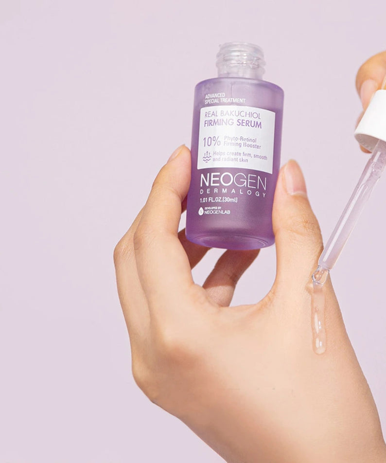 Sérum raffermissant NEOGEN Real Bakuchiol 30ml appliqué sur la main avec un compte-gouttes, soin anti-âge visage.