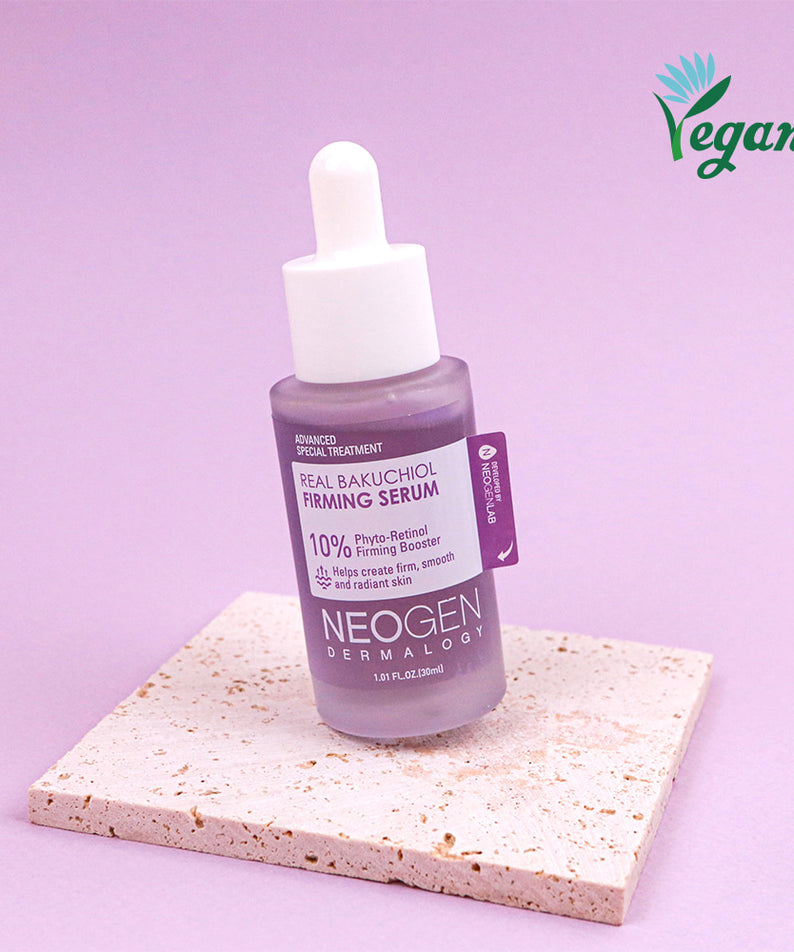 Flacon de NEOGEN Real Bakuchiol Firming Serum 30ml sur fond rose, produit vegan pour une peau raffermie et lisse.