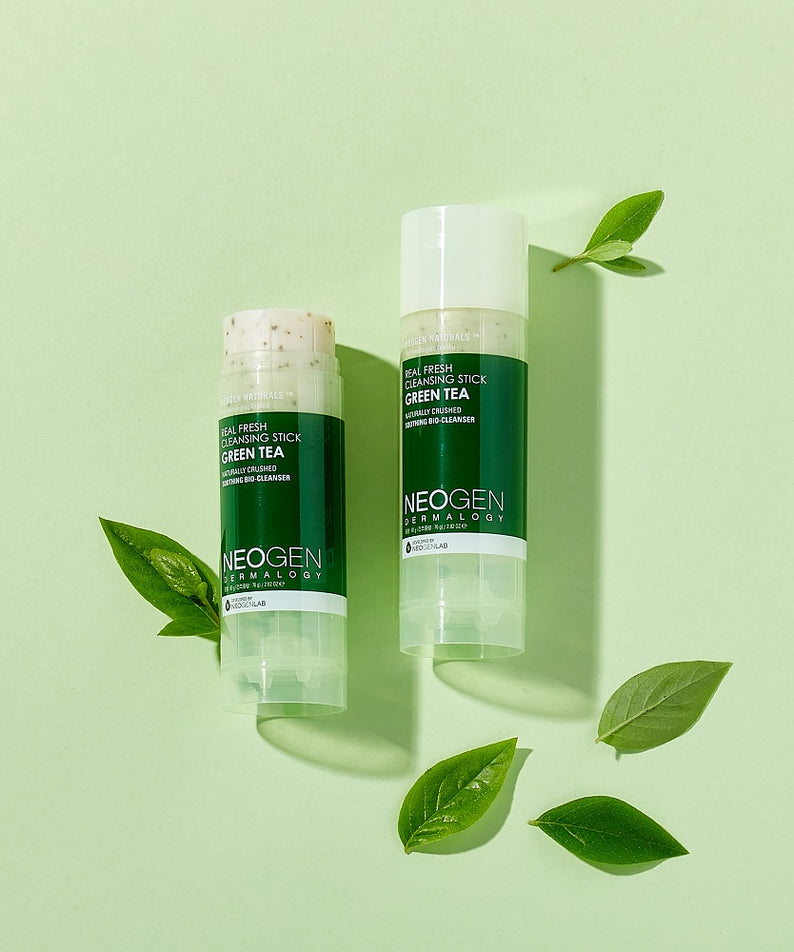 Stick de nettoyage NEOGEN Real Fresh Green Tea 80g sur fond vert avec feuilles de thé.