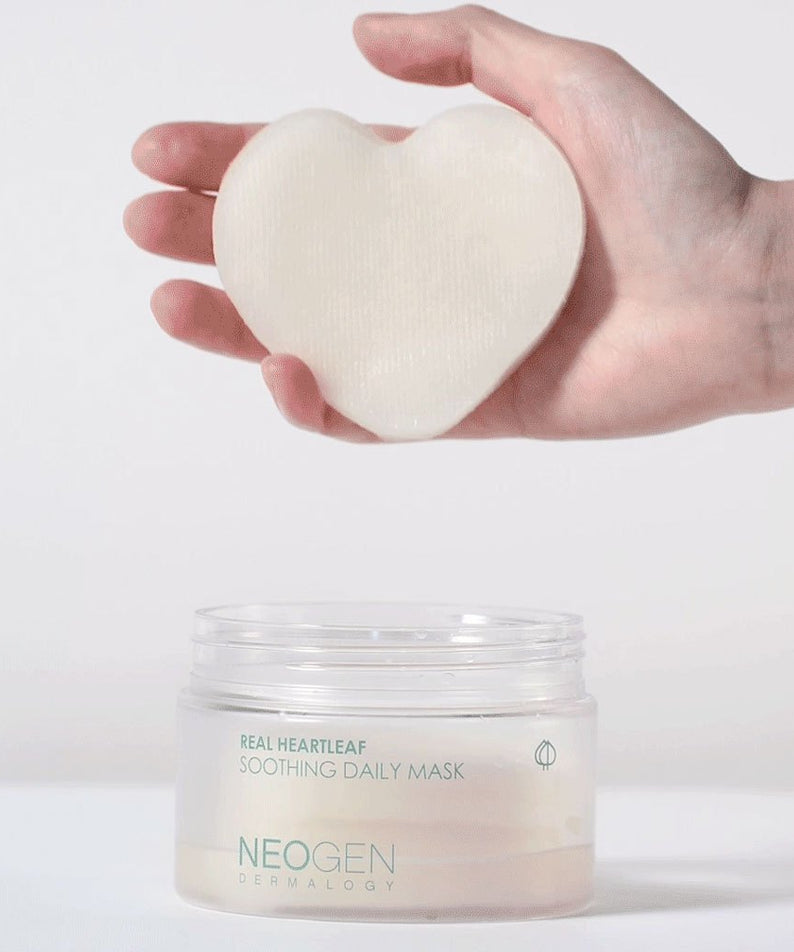 Masque quotidien apaisant NEOGEN Real Heartleaf 40 feuilles présenté avec un tampon en forme de cœur pour soin de la peau.