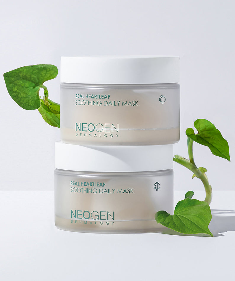 Deux masques NEOGEN Real Heartleaf Soothing Daily Mask 40 Sheets empilés avec des feuilles en arrière-plan.