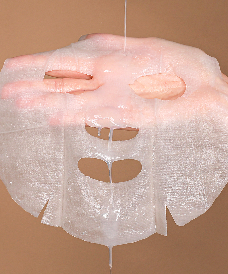 Masque apaisant NEOGEN Real Heartleaf Soothing Mask 5 Packs en main, prêt à l'application pour un soin du visage relaxant.