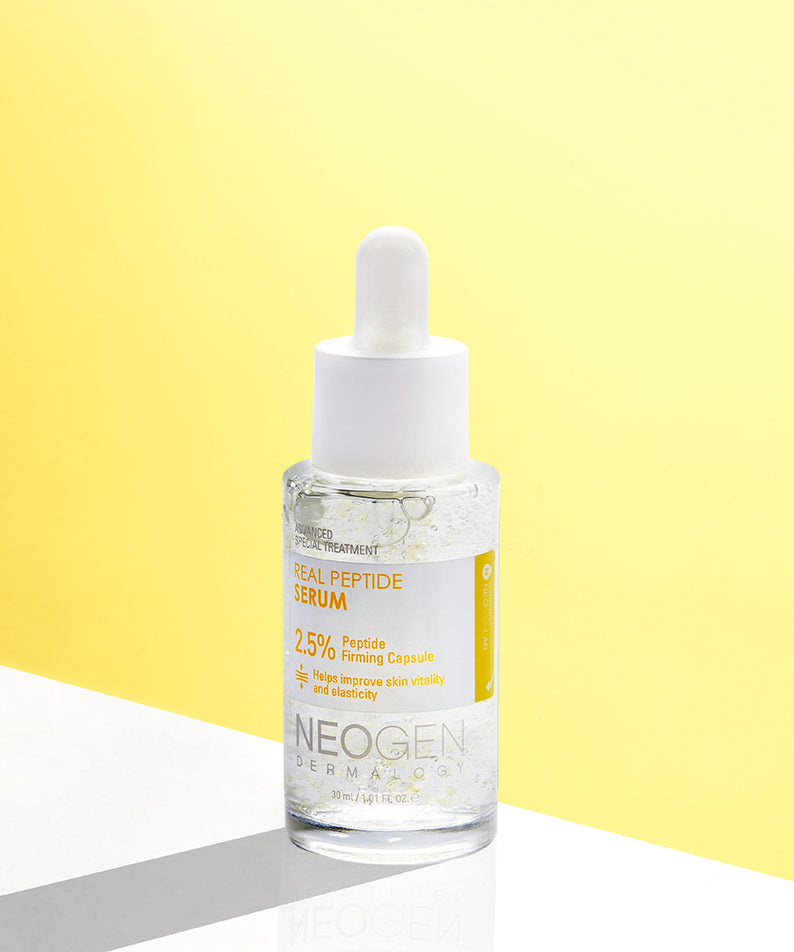 NEOGEN Real Peptide Serum 30ml, sérum anti-âge avec 2,5% de peptides pour la peau, flacon de 30ml sur fond jaune lumineux.