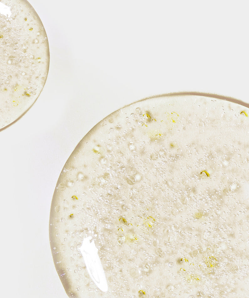 Gouttes de NEOGEN Real Peptide Serum 30ml sur fond blanc, texture lumineuse et hydratante. Anti-âge et éclat pour la peau.