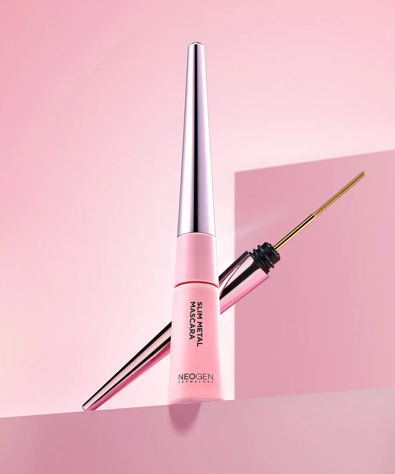 Mascara NEOGEN Slim Metal 6ml, élégance et précision, tube rose et applicateur doré sur fond rose.