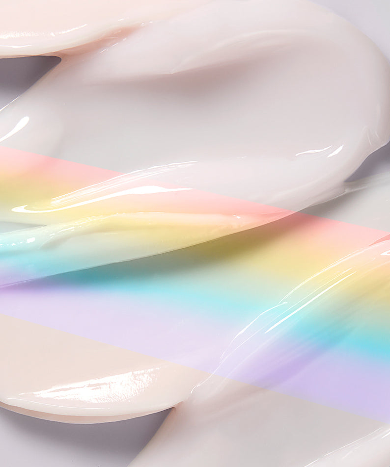 Texture crémeuse du NEOGEN V Biome Advanced Eye Cream 35ml avec lumière arc-en-ciel, hydratation et éclat visibles.