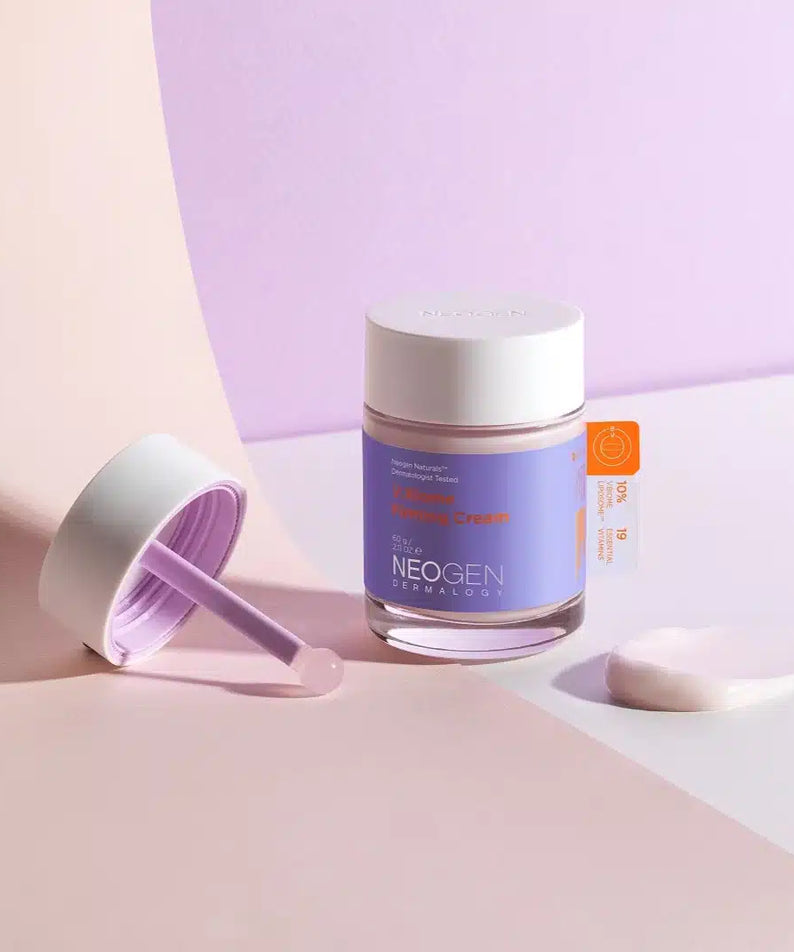 Crème raffermissante NEOGEN V Biome 60g avec pot ouvert, texture visible, arrière-plan rose et beige.