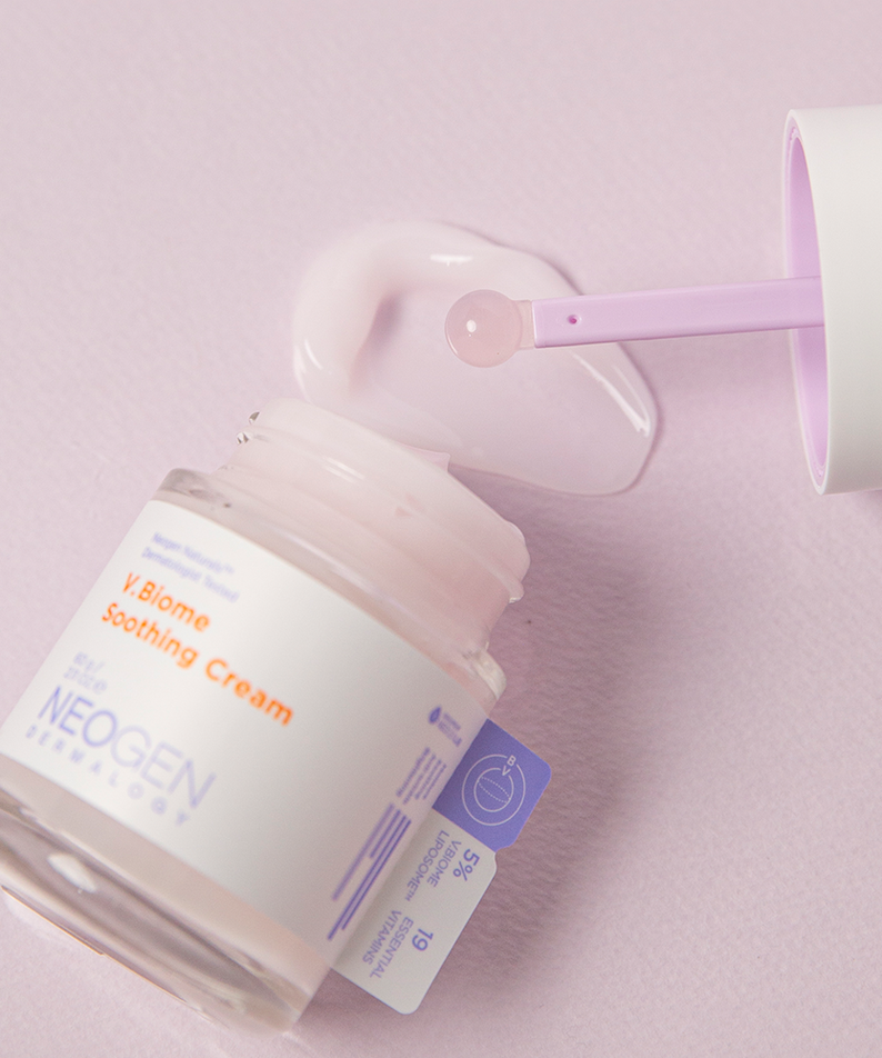 Crème apaisante NEOGEN V Biome 60g sur fond rose avec spatule, soin visage hydratant et réparateur.