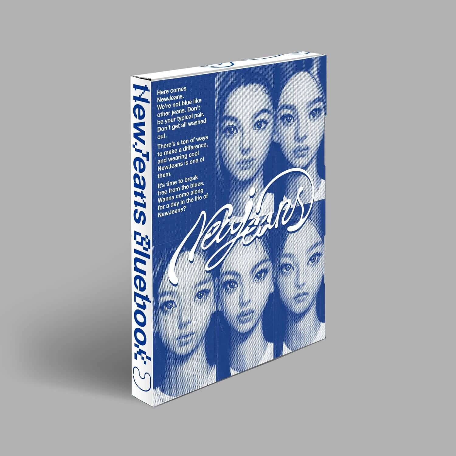NEWJEANS - [NewJeans 1st EP 'New Jeans' Bluebook ver.](Random) - Album Kpop, couverture bleue avec portraits, fond gris.