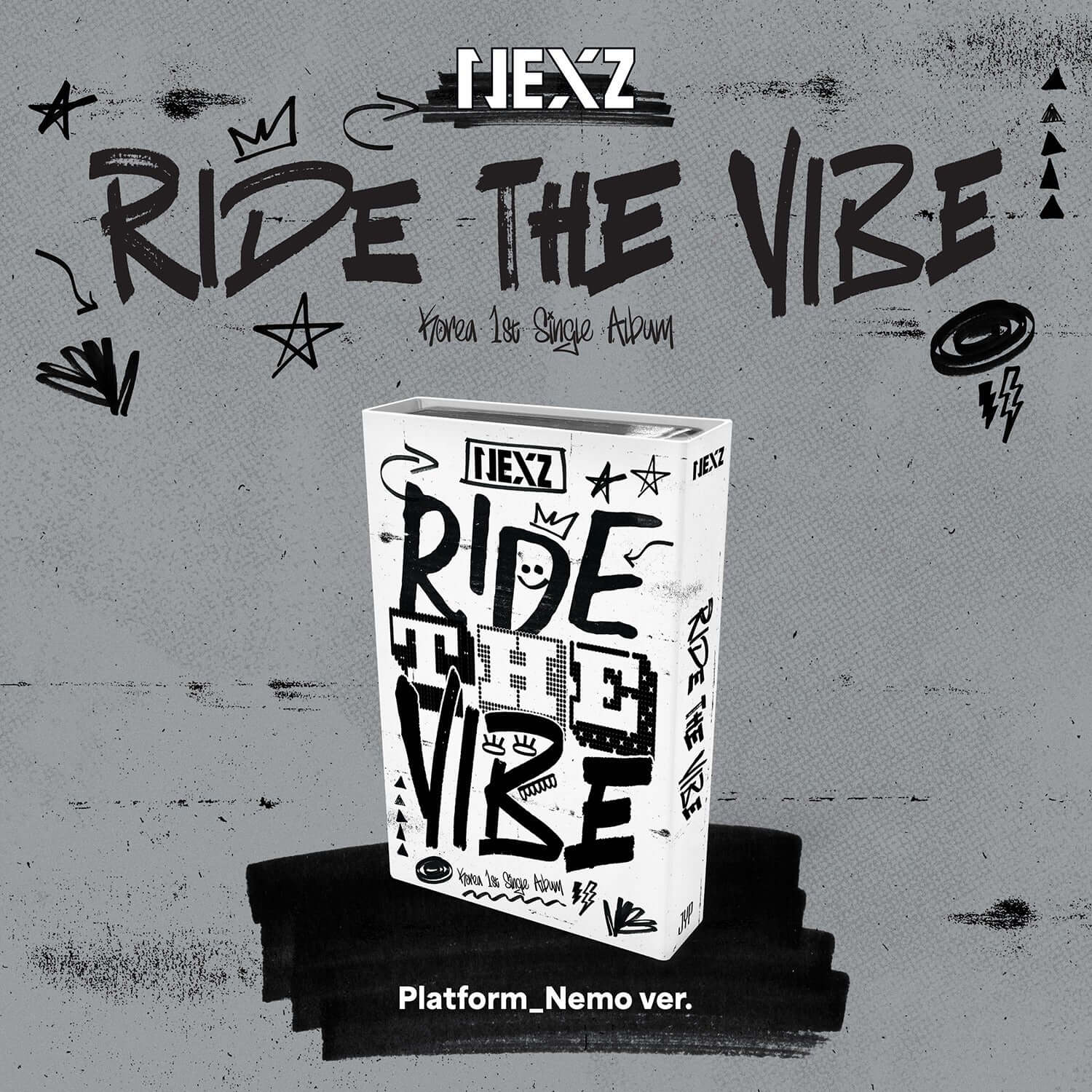NEXZ - 1st Album Ride the Vibe - Album Kpop, pochette sur présentoir, fond graffiti, ambiance street, album NEXZ
