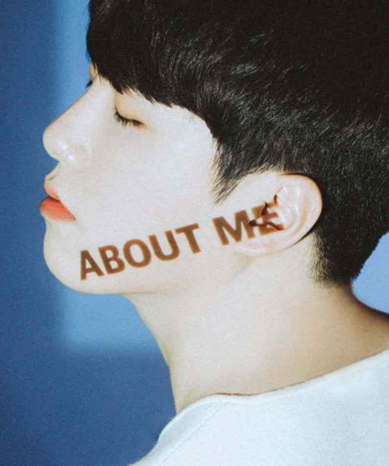 NILO - [About Me](EP) - Album Kpop, visuel portrait profil sur fond bleu, mention “ABOUT ME” sur l’image.