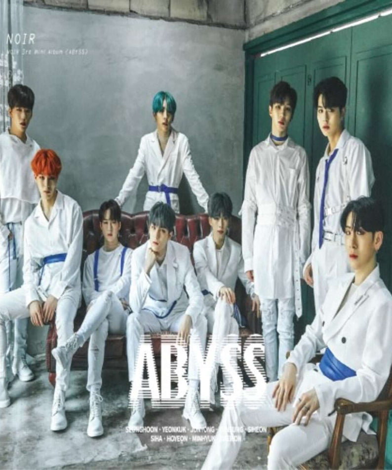 NOIR - 3rd Album [ABYSS] - Album Kpop : groupe en tenues blanches, décor urbain sombre, pochette ABYSS noir et bleu
