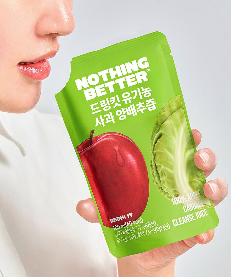 NOTHING BETTER Drinkit Organic Applr Cabbage Juice 100ml 24 Packets, sachet vert montré par une main, jus bio en contexte soin