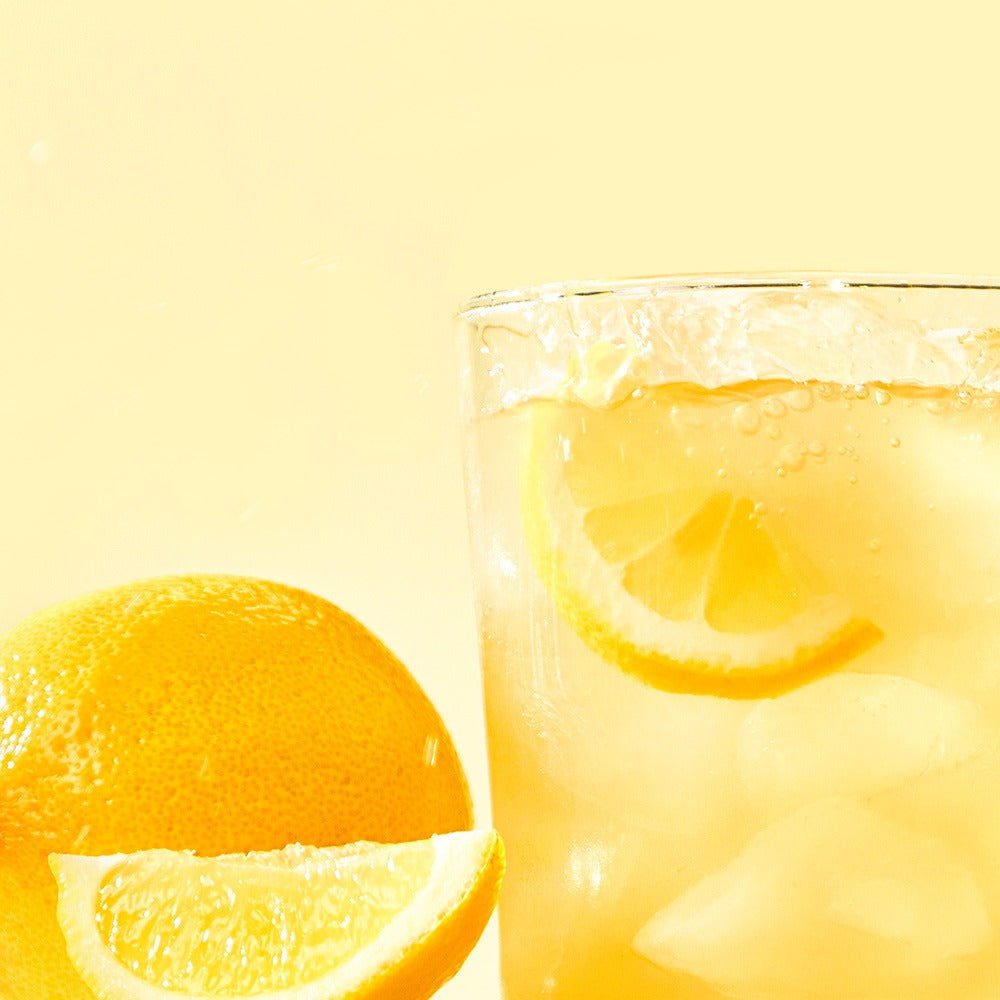 NOTHING BETTER Inner Juice 100% Lemon Cleanse Juice 100ml (X24) : verre de jus au citron, oranges en arrière-plan, marque visible.