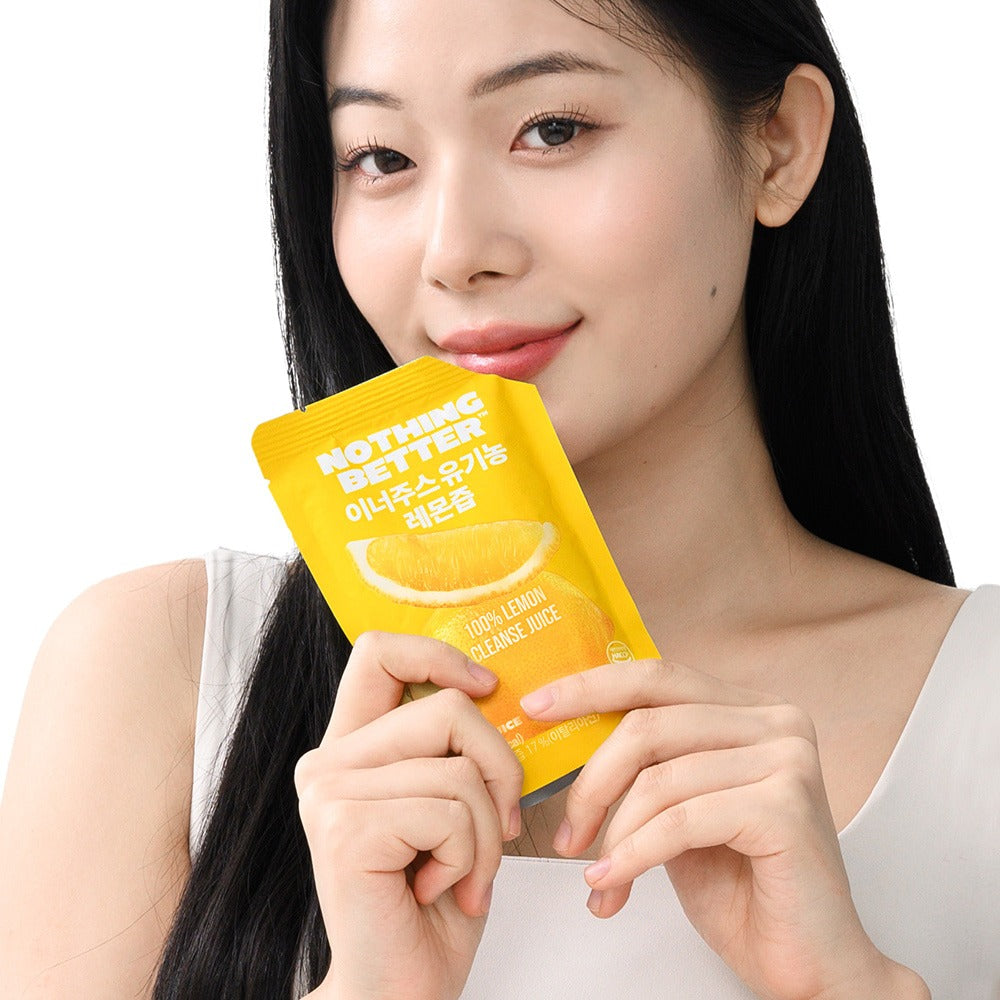 NOTHING BETTER Inner Juice 100% Lemon Cleanse Juice 100ml (X24) en sachet jaune, femme tenant le produit en gros plan
