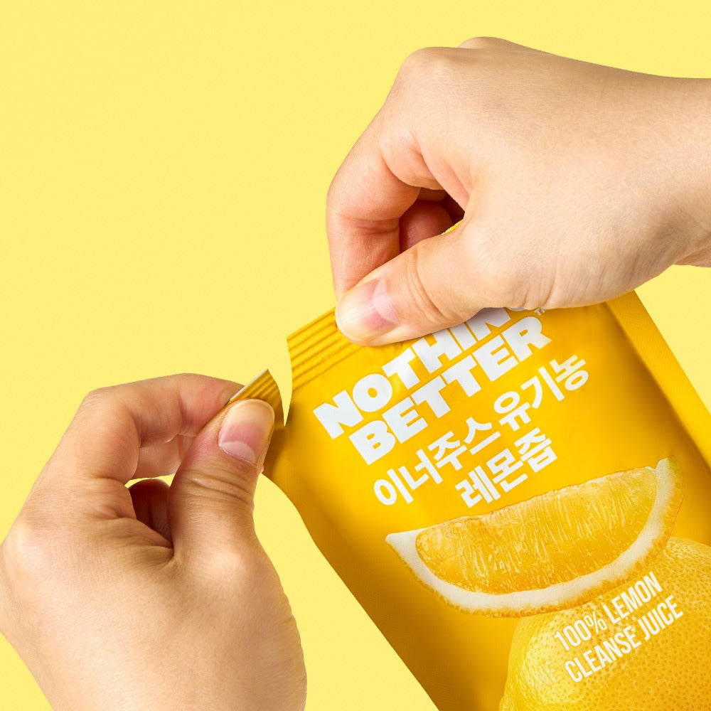 NOTHING BETTER Inner Juice 100% Lemon Cleanse Juice 100ml (X24) sur fond jaune, main ouvre un paquet, contexte citron