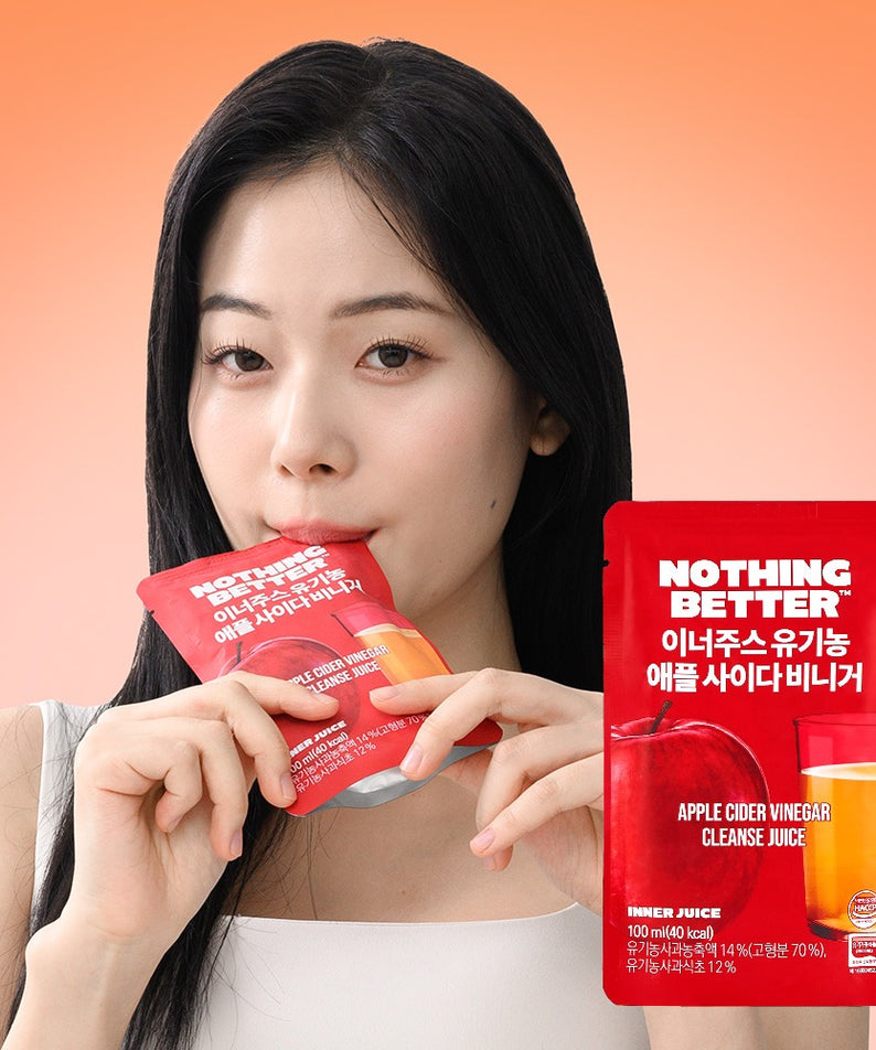 NOTHING BETTER Inner Juice Apple Cider Vinegar Cleanse Juice (X24) de la marque, femme tenant le pack sur fond orange