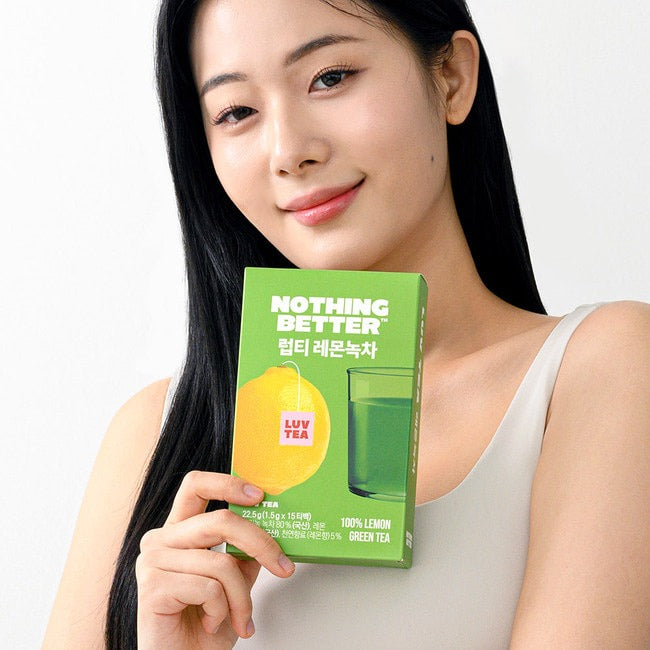 NOTHING BETTER Luv Tea Lemon Green Tea (X15) : pack de thé vert au citron, tenue par une femme sur fond clair