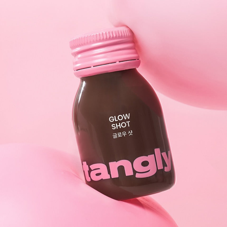 NOTHING BETTER Tangly Glow Shot 7 Bottles de la marque NOTHING BETTER, bouteille Glow Shot rose sur fond pastel.