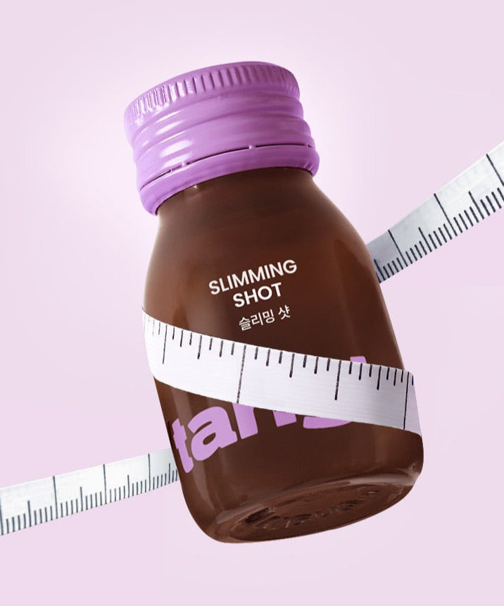 NOTHING BETTER Tangly Slimming Shot 7 Bottles de la marque NOTHING BETTER, bouteille et ruban à mesurer sur fond violet