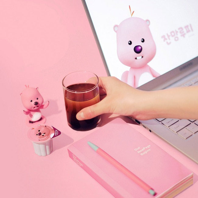 Décris l'image en français : NOTHING BETTER Zanmang Loopy Cup Purun & Lactobacillus 14p, marque, tasse rose sur bureau.