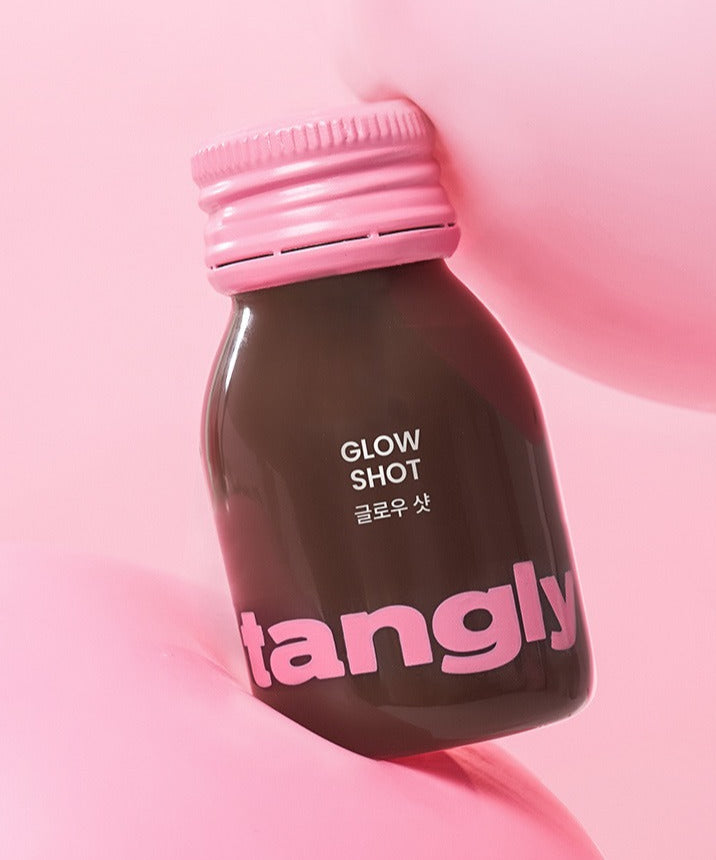 NOTHING BETTER Tangly Glow Shot 7 Bottles - Bouteille de shot lumineux rose sur fond pastel