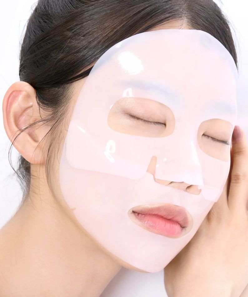 NUMBUZIN No. 2 Rose PDRN Collagen Wrapping Overnight Film Pack (4 sheets) : masque visage rosé, femme en pose, nuit