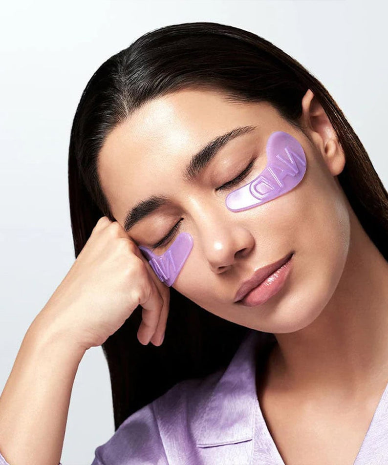 NUMBUZIN No. 9 NAD Collagen Overnight Selfie Patch, marque NUMBUZIN : femme applique des patchs violets sur le visage.