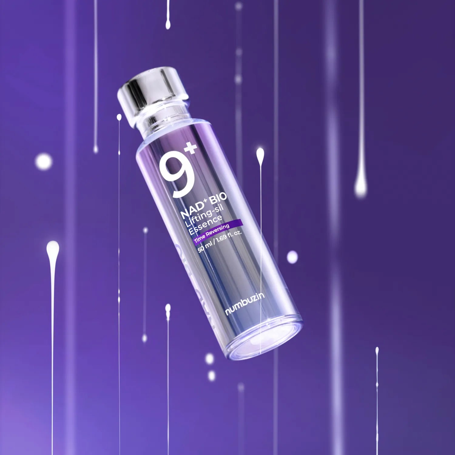 NUMBUZIN No. 9 NMN BIO Lifting Essential Essence 50ml, flacon sur fond violet gouttes, style cosmétique premium