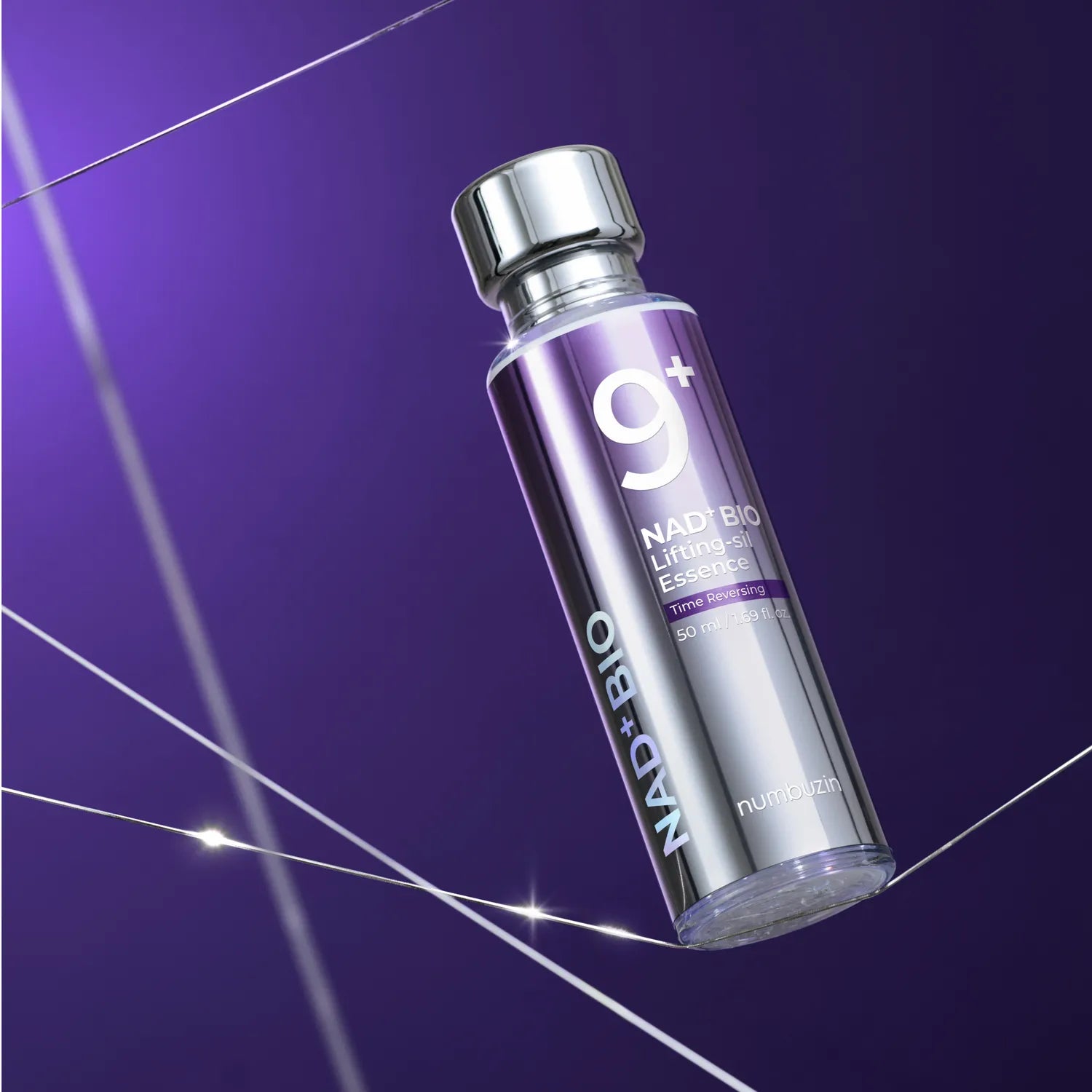 NUMBUZIN No. 9 NMN BIO Lifting Essential Essence 50ml, flacon argenté, sur fond violet premium, éclairage studio