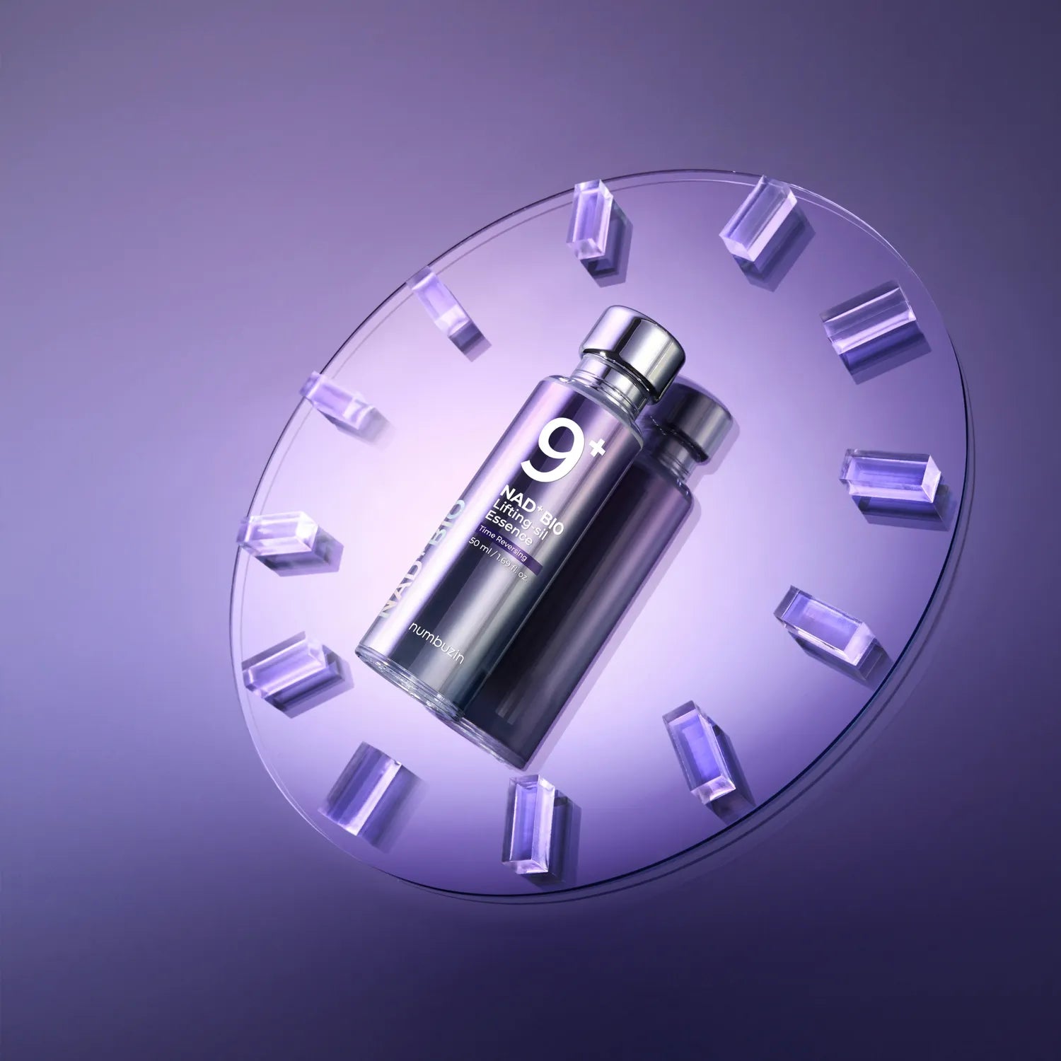 NUMBUZIN No. 9 NMN BIO Lifting Essential Essence 50ml, flacon sur fond violet, marque NUMBUZIN, flacons 9+ autour.