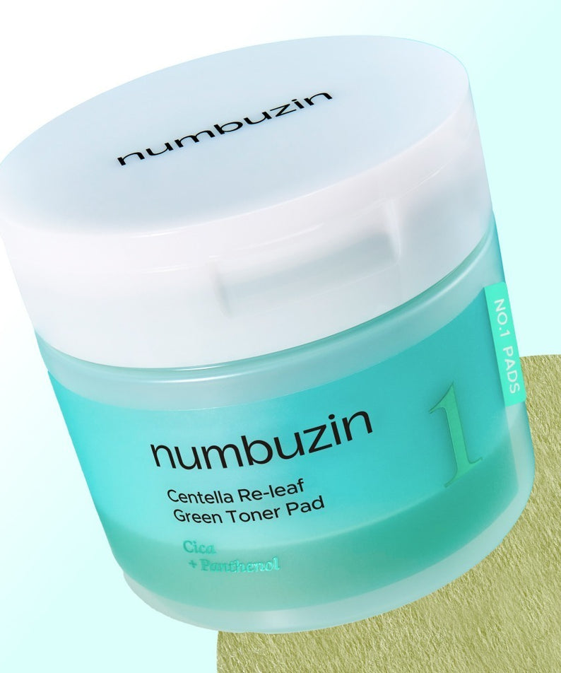 NUMBUZIN No.1 Centella Re-leaf Green Toner Pad 70 Sheets, pad vert sur packaging numbuin fond turquoise, vue rapprochée.