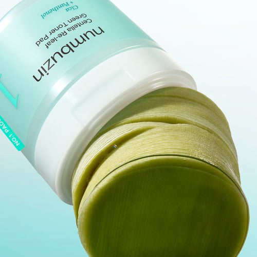 NUMBUZIN No.1 Centella Re-leaf Green Toner Pad 70 Sheets : flacon vert menthe et coussinets centella sur fond clair.