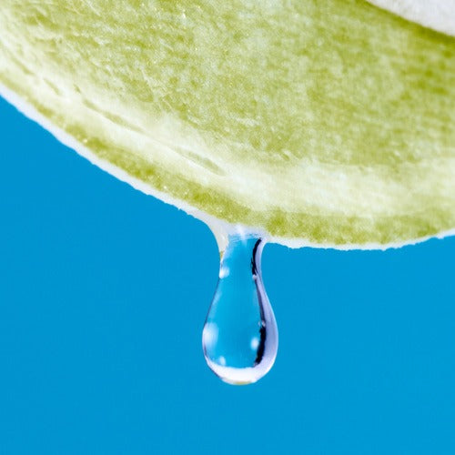 NUMBUZIN No.1 Centella Re-leaf Green Toner Pad 70 Sheets, patch de toner vert sur fond bleu, texture goutte fraîche