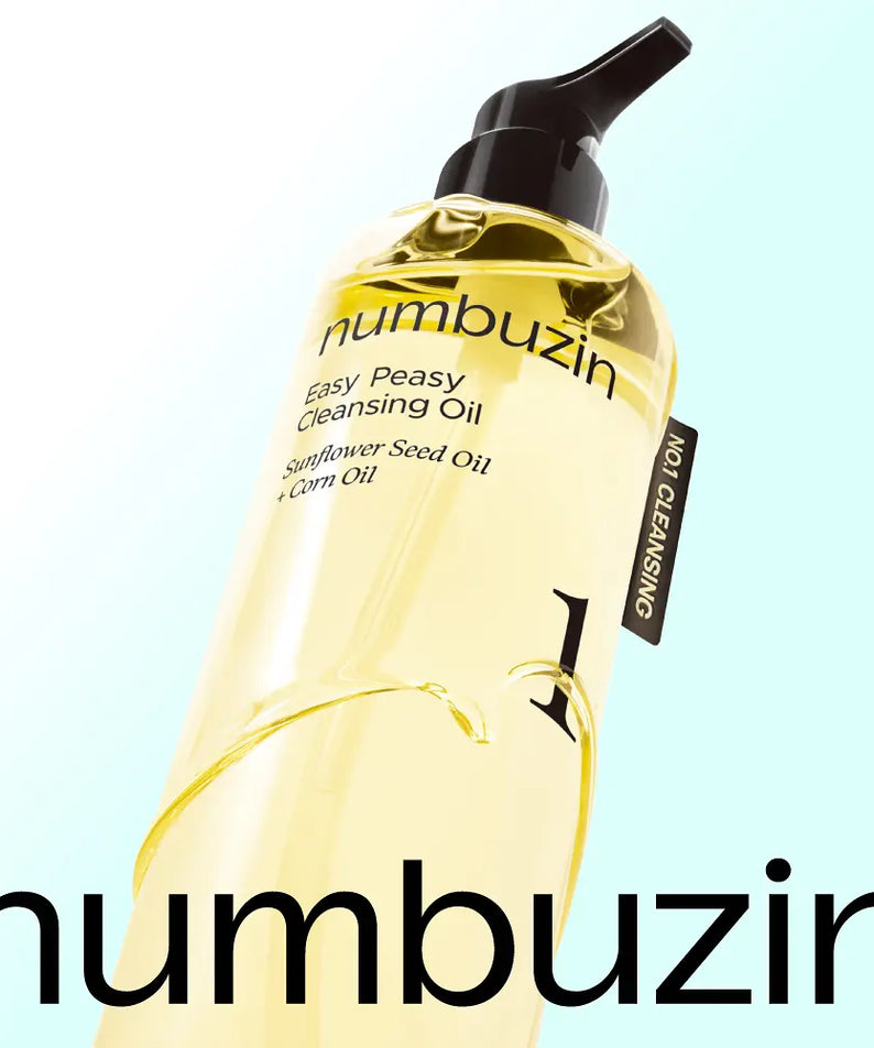 Décris l'image en français en mentionnant le produit, la marque et le contexte visuel : NUMBUZIN No.1 Easy Peasy Cleansing Oil 400ml, flacon doré sur fond bleu.